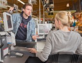 Bild von einem wütenden Kundem, der die Kassiererin im Supermakt bedroht.