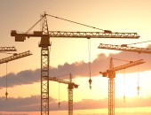 Bild: mehrere Krane auf einer Baustelle